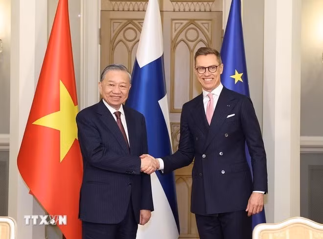 Le SG du PCV, To Lam (gauche) et le président finlandais, Alexander Stubb. Photo : VNA.