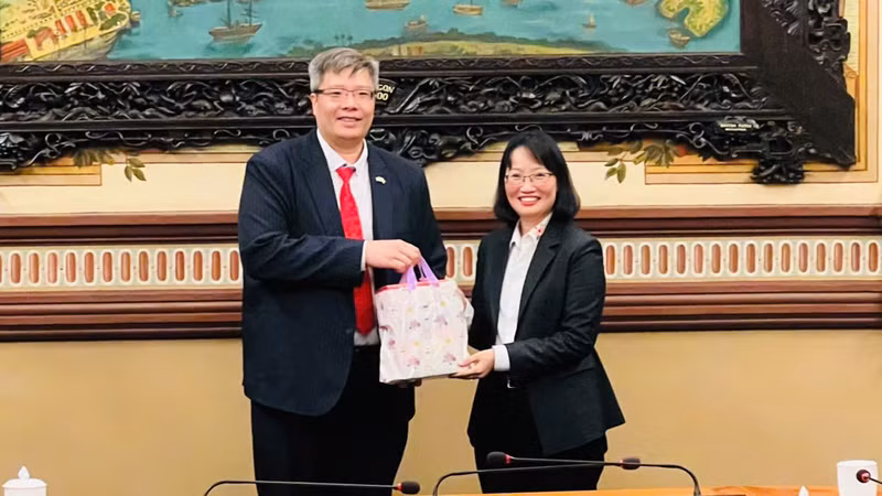 chu-tich-hiep-hoi-vkbia-trao-qua-luu-niem-den-pho-chu-tich-ubnd-tphcm-tran-thi-dieu-thuy-1.jpg