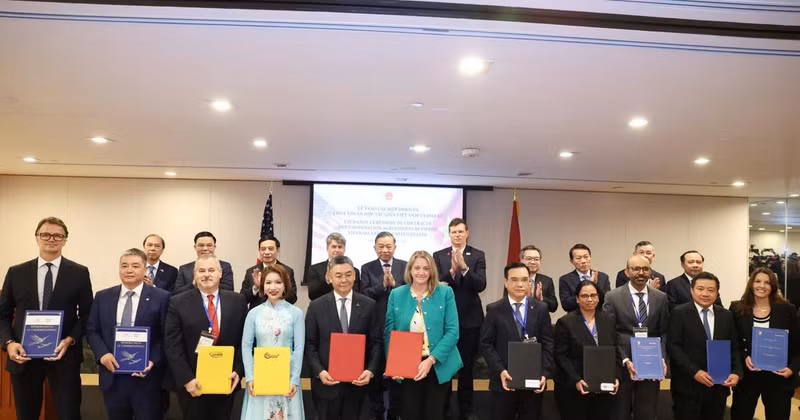 Le secrétaire général du Parti et président de la République, To Lam, et des dirigeants du Parti et de l’État assistent à la cérémonie d’échange d’accords de coopération entre des entreprises vietnamiennes et américaines. Le directeur général de PETROVIETNAM, Le Manh Cuong (5e à partir de la gauche), remet l’accord-cadre de coopération à Chevron. Photo : Petro Times 