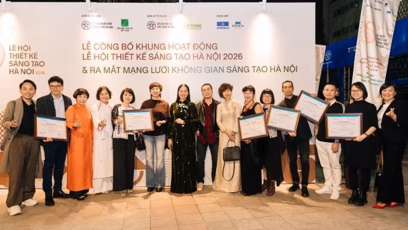 Les représentants des espaces créatifs de Hanoï se réjouissent d’avoir été reconnus comme Espaces culturels créatifs. Photo: nhandan.vn