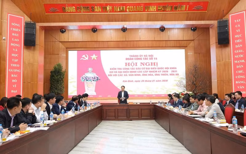 Une délégation du Comité du Parti de Hanoï inspecte des préparatifs électoraux dans les communes de Vân Dinh, Hoa Xa, Ung Hoa et Ung Thiên. Photo : hanoi.gov.vn
