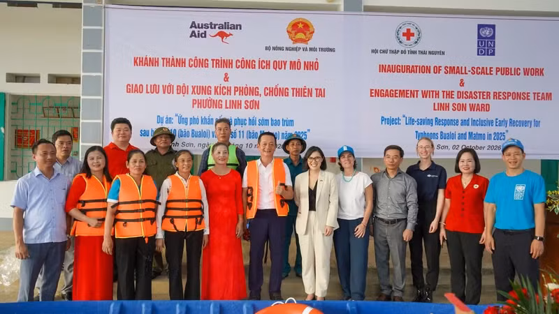 La délégation de travail échange avec l’équipe d’intervention d’urgence pour la prévention et la lutte contre les catastrophes naturelles du quartier de Linh Son, à Thai Nguyen. (Photo : Ambassade d’Australie au Vietnam)