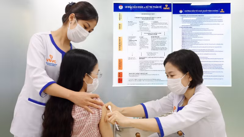 Un patient recevant le vaccin “4 en 1”. Photo : nhandan.vn