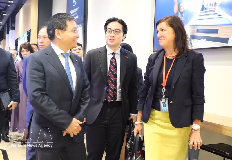 Le vice-Premier ministre Nguyen Van Thang au siège d’Amazon Web Services. Photo : VNA