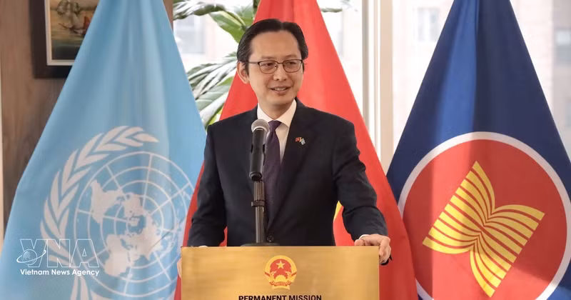 L’ambassadeur Dô Hung Viêt, représentant permanent du Vietnam auprès de l’ONU, s’exprime lors de la cérémonie, à New York, le 28 août. Photo : VNA.