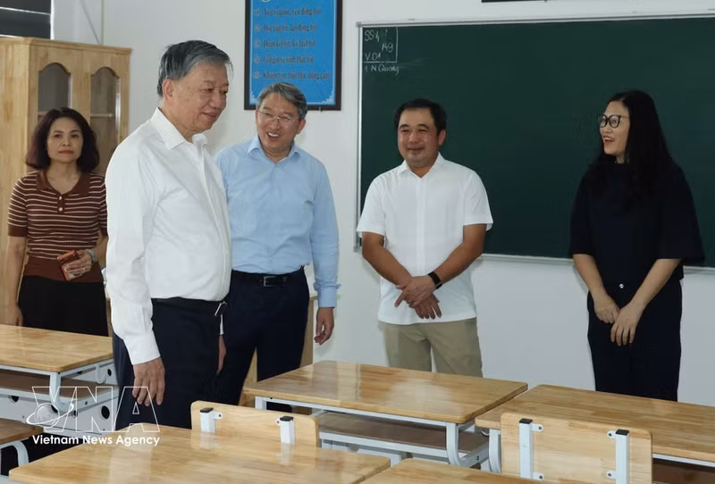 Le secrétaire général du Parti et président de la République, To Lam au lycée Hoang Quan Chi, dans le quartier de Yen Hoa. Photo : VNA