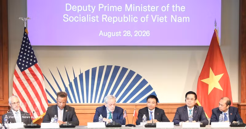 e vice-Premier ministre Nguyen Van Thang (centre) participe à une table ronde et rencontre des représentants d’une soixantaine d’entreprises, de groupes, d’institutions financières et d’investisseurs américains. Photo : VNA