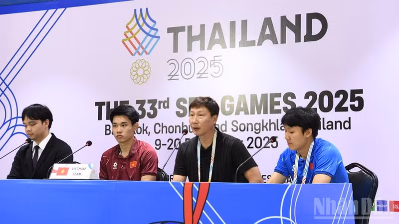 L’entraîneur Kim Sang Sik et le joueur Nguyen Dinh Bac lors de la conférence de presse d’après-match, dans l’après-midi du 15 décembre. Photo: nhandan.vn
