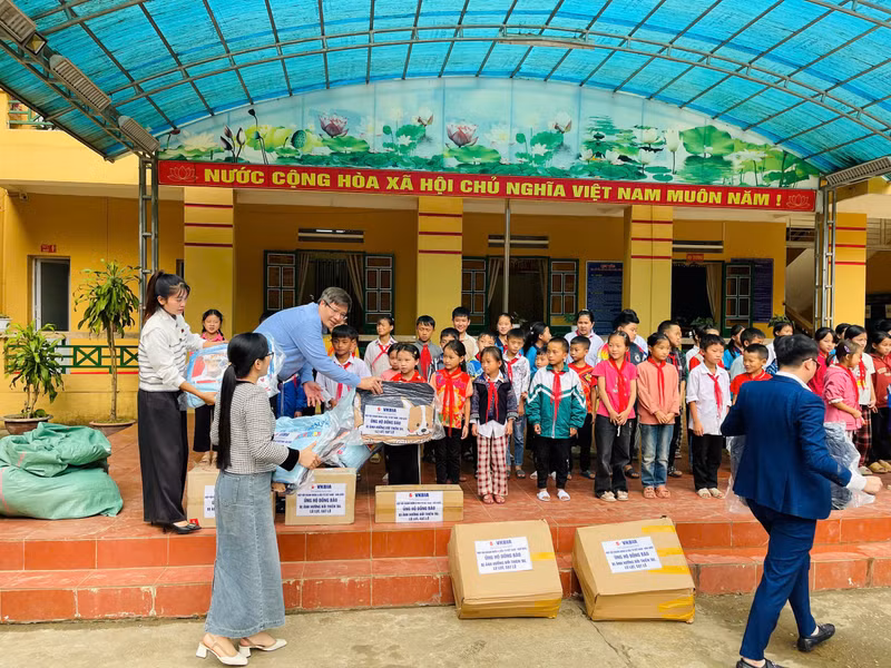 chu-tich-hiep-hoi-vkbia-va-cac-thanh-vien-doan-cong-tac-tang-qua-ho-tro-cho-cac-chau-dan-toc-ban-tru-che-cu-lan.jpg