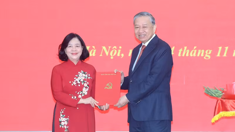 Le secrétaire général To Lam a remis officiellement la décision du Bureau politique nommant. Photo: nhandan.vn