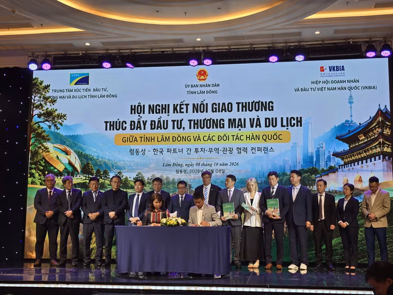 Signature d’accords de coopération entre des partenaires sud-coréens et des entreprises de Lam Dong lors de la conférence de promotion de l’investissement, du commerce et du tourisme de la province. Photo : VKBIA.