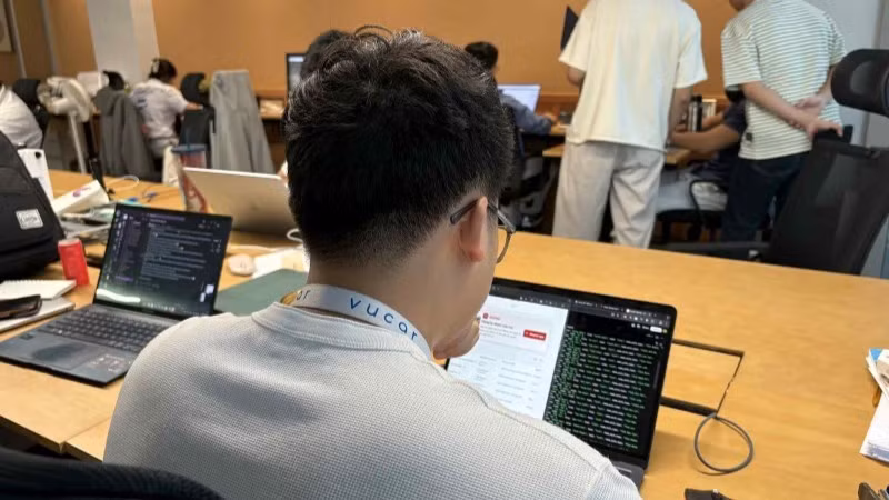 Les collaborateurs conçoivent et développent la plateforme cuutro.vucar.vn afin de relier les groupes bénévoles menant des opérations de secours dans les régions touchées par les catastrophes naturelles et les inondations. Photo : Front de la Patrie du Vietnam à Ho Chi Minh-Ville.
