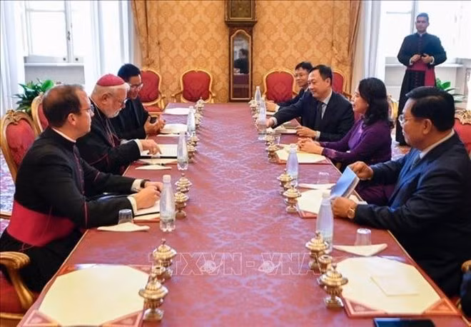 Panorama de la rencontre entre la vice-présidente Vo Thi Anh Xuan (droite) et l’archevêque Paul Richard Gallagher, secrétaire du Saint-Siège pour les Relations avec les États et les organisations internationales. Photo: VNA.