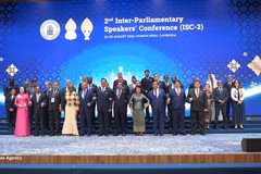 La vice-présidente de l’Assemblée nationale Nguyen Thi Thanh et les délégués à la 2e Conférence interparlementaire au niveau des présidents des parlements (ISC-2). Photo : VNA.