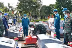 Des cadres et soldats procèdent au prélèvement d’échantillons sur les restes provenant de 643 tombes de soldats morts pour la Patrie dont l’identité n’a pas encore été établie au cimetière de Hon Dat. (Photo : THU HUONG).