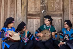 Le costume féminin des Bo Y, à la fois raffiné et élégant. Photo : baolaocai.vn