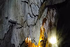 L’intérieur de la grotte récemment découverte est assez vaste, avec de nombreuses parois rocheuses abruptes tout autour. (Photo : Sinh Vien).