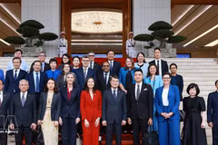 Le Premier ministre Le Minh Hung et les délégués. Photo : VNA.