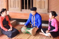 L’artisan Sam Van Dao guide les membres du Club de préservation de la culture de l’ethnie Cao Lan de la commune de Phu Luong dans la pratique du tambour sành. Photo : nhandan.vn
