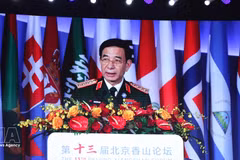 Le général d'armée Phan Van Giang, membre du Bureau politique, vice-Premier ministre et ministre de la Défense, prononce un discours lors de la première session plénière, consacrée à l’ordre international et à la stabilité stratégique au 13e Forum Xiangshan de Beijing. Photo : VNA