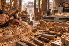 Les mains des artisans perpétuent la finesse de l’art traditionnel de la sculpture sur bois. (Photo d’illustration : ChatGPT)
