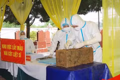Les forces compétentes prélèvent des échantillons sur les restes de martyrs au cimetière des martyrs de Du-Dong Dat, commune de Phu Luong. (Photo : DUY DUC)