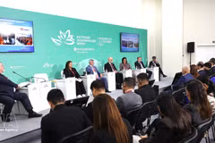 Table ronde intitulée « Connectivité eurasienne : défis et orientations pour promouvoir la coopération », organisée le 2 septembre par le ministère russe des Affaires étrangères dans le cadre de la 11e édition du Forum économique oriental: Photo : VNA.