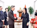 La vice-ministre des Affaires étrangères Le Thi Thu Hang reçoit le député Rolf Mützenich, membre de la Commission des affaires étrangères du Bundestag, à l’occasion de sa visite de travail au Vietnam. Photo : VNA.