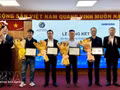 Les entreprises participantes au projet reçoivent des certificats lors de la conférence. Photo : VNA.