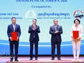 En présence des deux Premiers ministres vietnamien et cambodgien, les organismes et entreprises des deux pays échangent cinq documents de coopération. Photo : VNA.