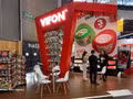 Le stand de VIFON présente des produits tels que du pho, des nouilles instantanées et des aliments transformés aux saveurs vietnamiennes au salon SIAL Paris 2026. Photo : VNA/CVN. 