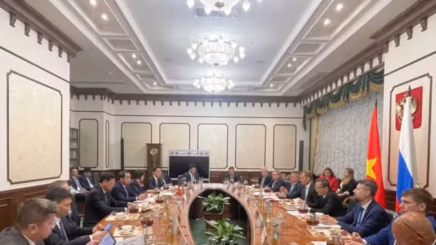 Le membre du Politburo et secrétaire du Comité du Parti de Hanoi, Trân Duc Thang, s'entretient avec Dmitry Zverev, secrétaire d'État et vice-ministre des Transports de la Fédération de Russie. Photo : VNA.