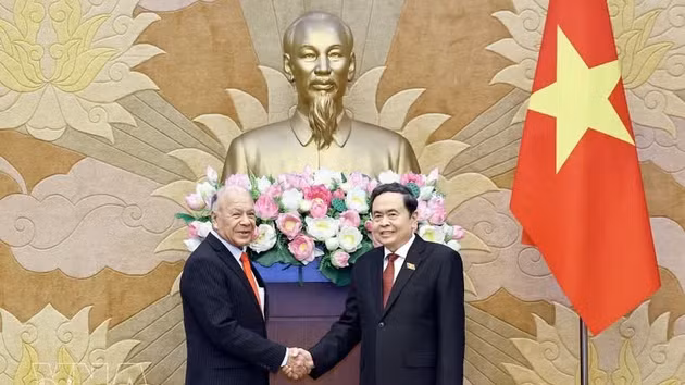 Le président de l’Assemblée nationale du Vietnam, Tran Thanh Man (à droite), serre la main dusénateur Alberto Anaya Gutierrez, secrétaire général du Parti du Travail du Mexique. Photo : VNA.