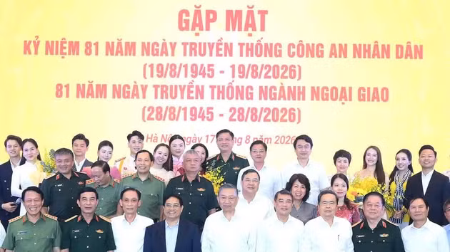 Le secrétaire général du Parti communiste du Vietnam, président de la République, To Lam et les délégués à la rencontre en l’honneur du 81e anniversaire des Journées traditionnelles de la Sécurité publique populaire (19 août 1945 – 2026) et du secteur diplomatique (28 août 1945 – 2026). Photo : NDEL.