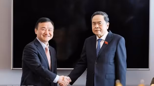 Le président de l’Assemblée nationale Trân Thanh Mân (droite) et, Roh Tae Moon, PDG et président de la division Device Experience (DX) ainsi que responsable du Mobile eXperience (MX) chez Samsung Electronics, en septembre 2026 à Séoul. Photo : VNA.