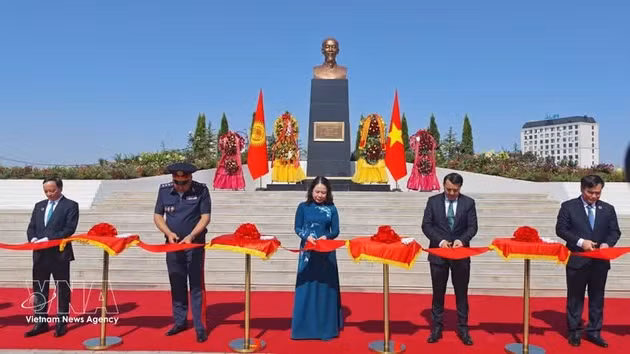 La cérémonie d'inauguration du monument du Président Hô Chi Minh. Photo : VNA.