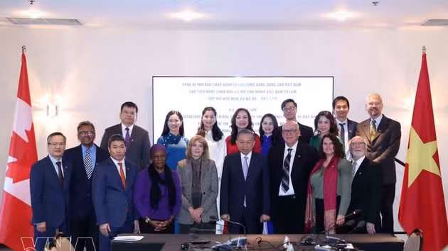Le dirigeant To Lam et des représentants de l’Association d’amitié Canada-Vietnam. Photo : VNA.