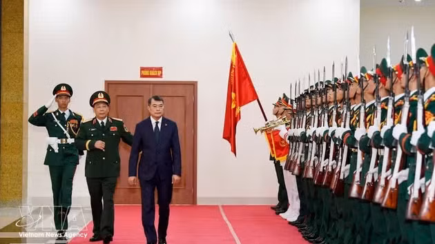 Le Premier ministre Le Minh Hung assiste à la cérémonie de rentrée 2026-2027 de l’Académie nationale de défense. Photo : VNA.