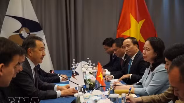 La vice-présidente vietnamienne Vo Thi Anh (à gauche) reçoit le président de la Commission économique eurasiatique, Bakytzhan Sagintayev. Photo : VNA.