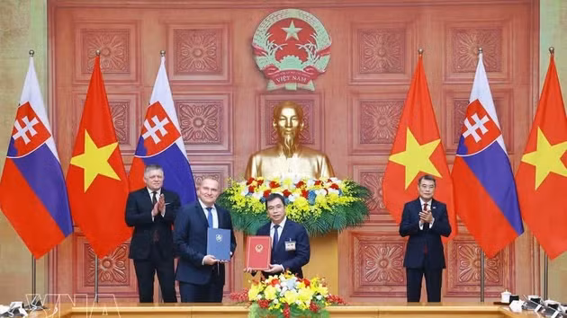 Le Premier ministre vietnamien Le Minh Hung et son homologue slovaque Robert Fico à la signature d'un protocole d'accord entre la Commission des normes, de la métrologie et de la qualité du Vietnam (STAMEQ) et l'Office slovaque des normes, de la métrologie et des essais (UNMS). Photo : VNA.