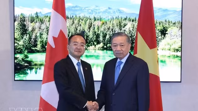 Le secrétaire général et président To Lam (droite) et le président du Conseil de l’Organisation de l’aviation civile internationale, Toshiyuki Onuma. Photo : VNA.