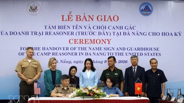 Des représentants de Da Nang et des États-Unis signent un accord portant sur la restitution d'objets historiques. Photo : VNA.