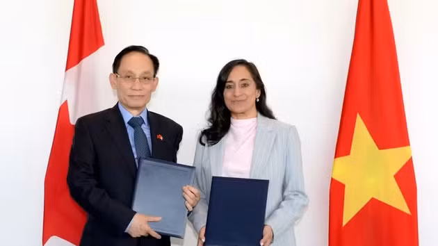 Le ministre des AE Le Hoai Trung et son homologue canadienne Anita Anand. Photo: ministère des AE du Vietnam. Photo : VNA.