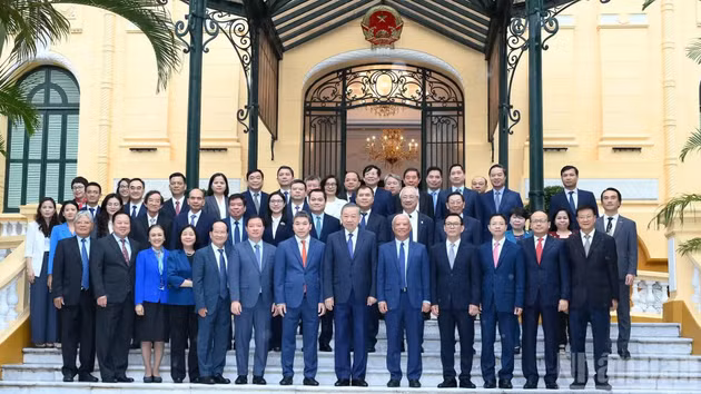 Le secrétaire général du Parti et président de la République To Lam avec les membres du Comité exécutif de l’Union des organisations d’amitié du Vietnam du 7e mandat et les délégués. (Photo : DANG KHOA)