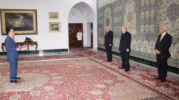 L'ambassadeur du Vietnam en Algérie, Vu Duy Long présente ses lettres de créance au président algérien Abdelmadjid Tebboune. Photo : VNA.