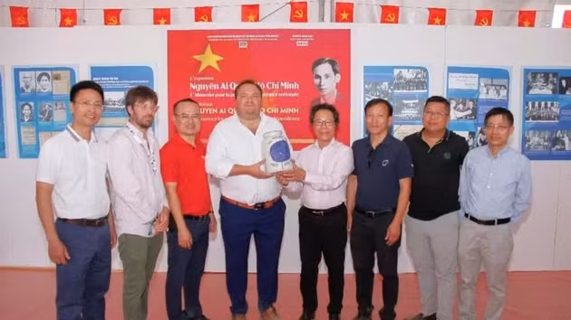 Le chef du Département des technologies et vice-président de l’Association des journalistes du journal Nhân Dân, Vu Mai Hoang , (quatrième à partir de la droite), remet un souvenir à un représentant de L’Humanité, le 12 septembre.