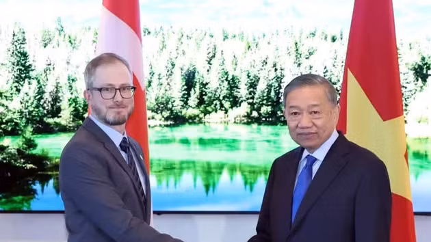 Le secrétaire général du Parti communiste du Vietnam et président de la République, To Lam (droite) et le secrétaire général du Parti communiste du Canada, Drew Garvie. Photo : VNA.
