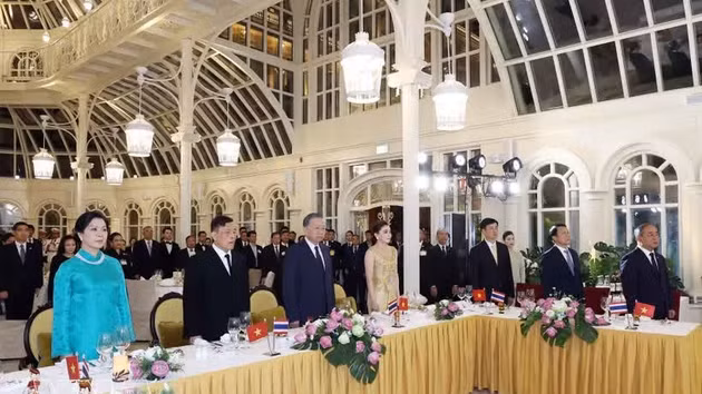 Le secrétaire général du Parti et président vietnamien To Lam offre un banquet en l’honneur du Roi et de la Reine de Thaïlande. Photo : VNA.