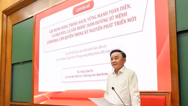 Le membre du Bureau politique et permanent du Secrétariat du Comité central du Parti, Tran Cam Tu présente et échange avec les membres du Comité central du Parti participant à la deuxième session sur le thème de l’édification du Parti. (Photo : DUY LINH)