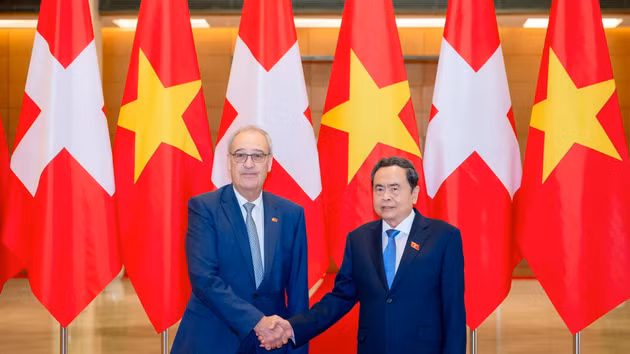 Le président de l’AN vietnamienne, Tran Thanh Man (à droite), et le président de la Confédération suisse, Guy Parmelin.